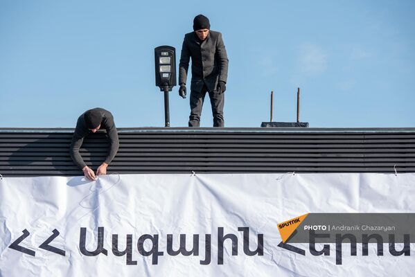 Рабочие поправляют баннер во время церемонии открытия  Реабилитационного городка имени Национального героя Армении Ваагна Асатряна.  - Sputnik Армения