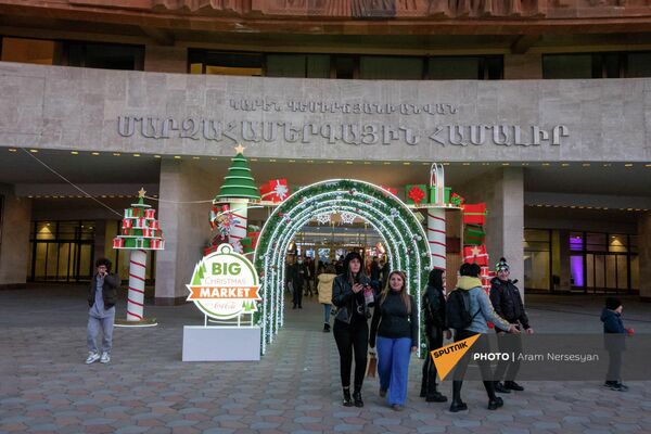 Big Christmas Market-ի շրջանակներում անցկացվող Demirkhanyan Models school-ի սաների դեֆիլե վարպետության դաս  (25 դեկտեմբերի, 2021թ)․ Երևան - Sputnik Արմենիա