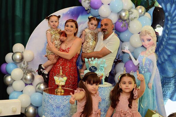Нжде Хачатрян и Гаяне Закарян с детьми на праздничной фотографии - Sputnik Армения