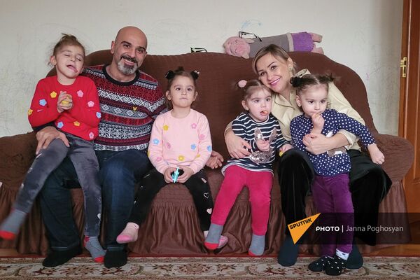 Нжде Хачатрян с семьей - Sputnik Армения