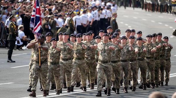 Британские солдаты маршируют по улице Крещатик во время военного парада в честь Дня Независимости Украины (24 августа 2021). Киев - Sputnik Армения