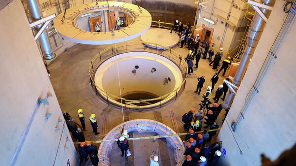 Техники работают у тяжеловодного ядерного реактора в Араке, Иран - Sputnik Армения