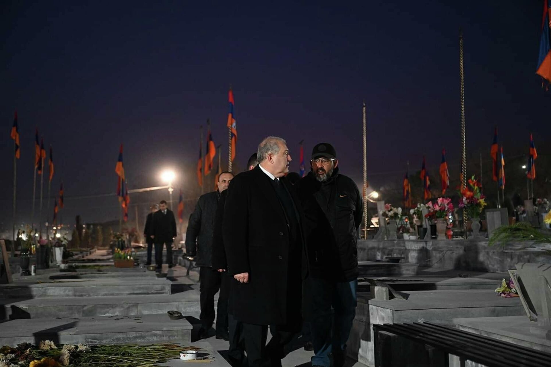 Президент Армен Саркисян и его супруга Нуне Саркисян посетили военный пантеон Ераблур (28 декабря 2021). Еревaн - Sputnik Արմենիա, 1920, 28.12.2021