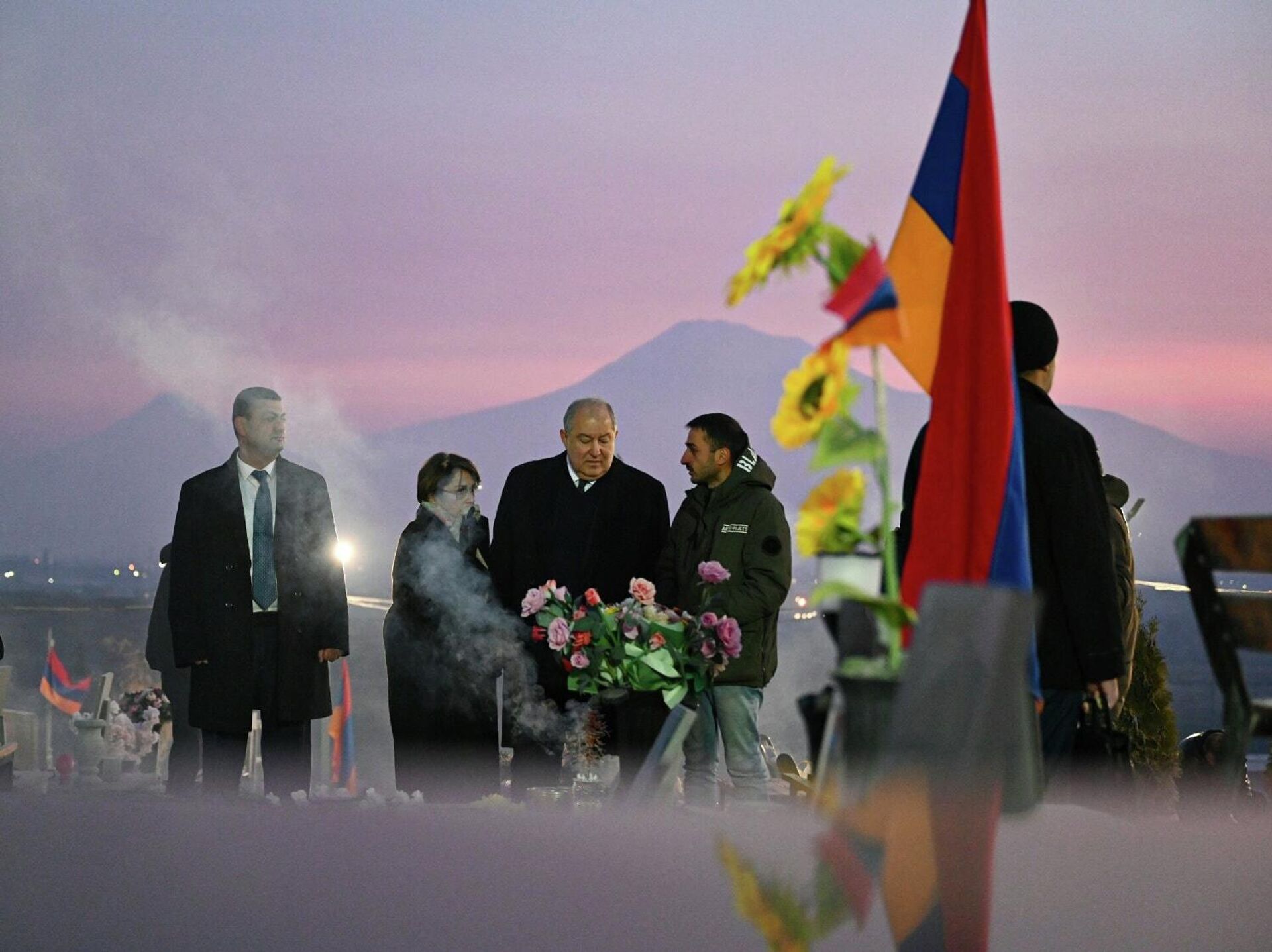 Президент Армен Саркисян и его супруга Нуне Саркисян посетили военный пантеон Ераблур (28 декабря 2021). Еревaн - Sputnik Армения, 1920, 28.12.2021