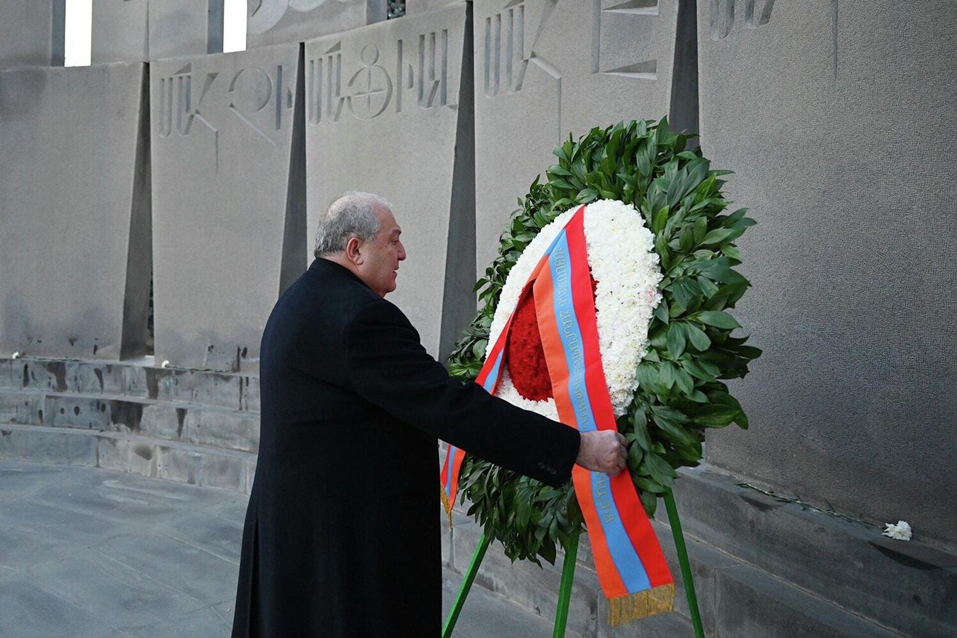 Президент Армен Саркисян и его супруга Нуне Саркисян посетили военный пантеон Ераблур (28 декабря 2021). Еревaн - Sputnik Армения, 1920, 28.12.2021