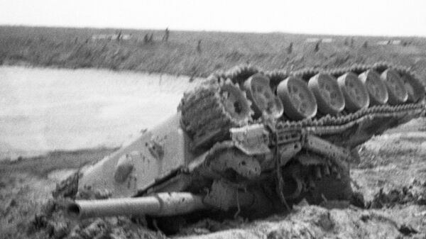Перевернутый танк на ирано-иракском фронте.
 - Sputnik Армения