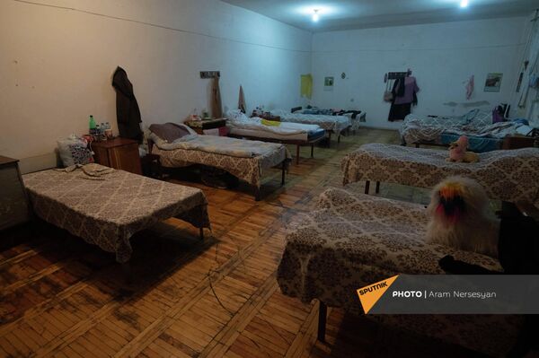 Кровати в приюте для бездомных в Ереване - Sputnik Армения