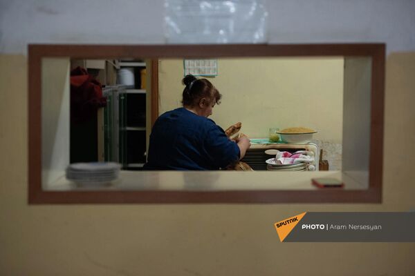 Работник столовой готовит еду для бездомных - Sputnik Армения