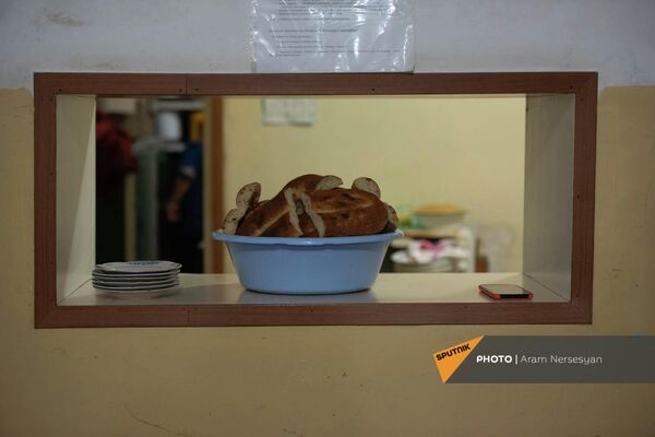 Хлеб в окошке столовой приюта - Sputnik Армения