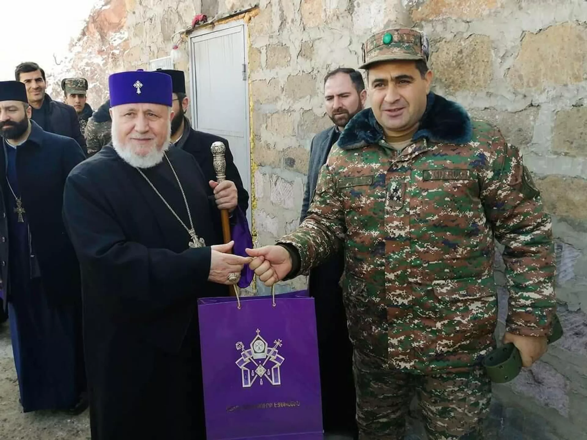 Католикос Гарегин Второй в преддверии новогодних и рождественских праздников посетил военнослужащих, несущих службу на государственной границе (31 декабря 2021). Армения Католикос Гарегин Второй в преддверии новогодних и рождественских праздников посетил военнослужащих, несущих службу на государственной границе (31 декабря 2021). Армения - Sputnik Армения, 1920, 31.12.2021