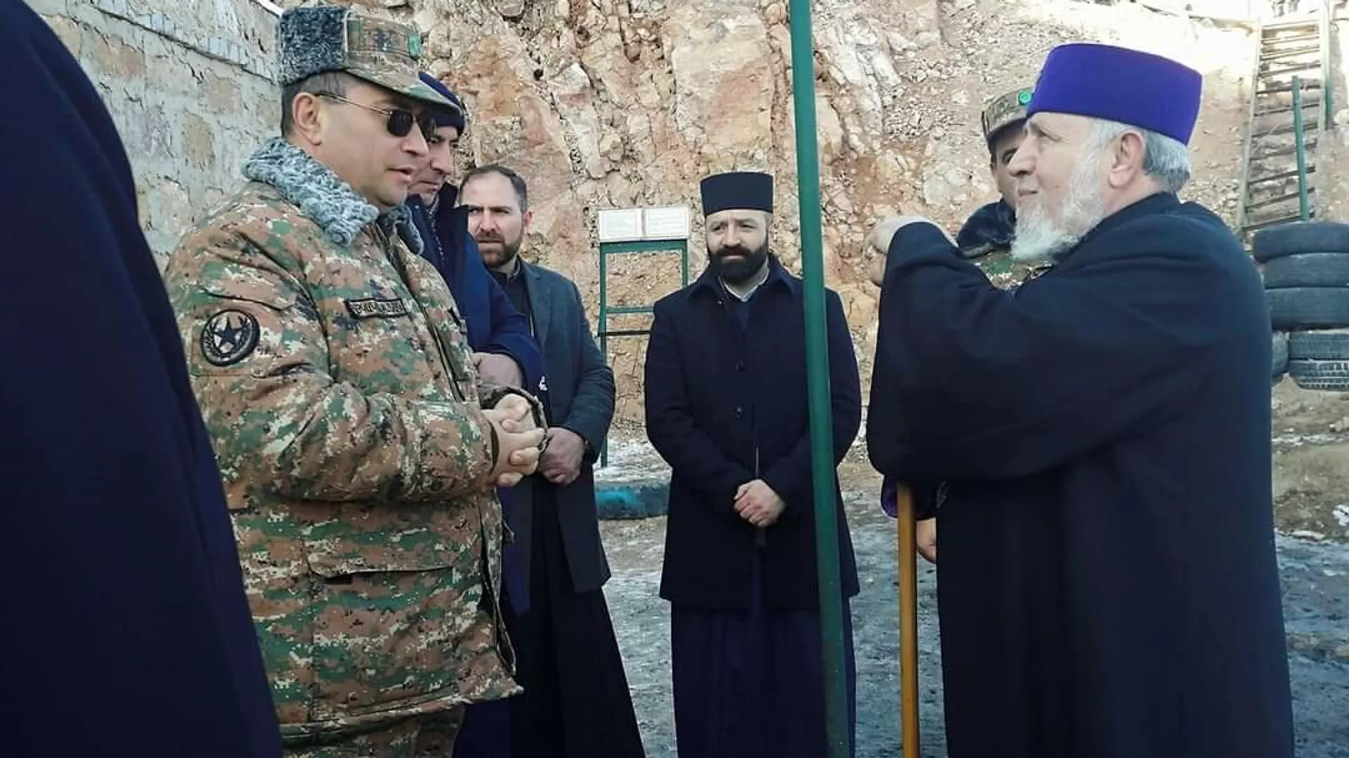 Католикос Гарегин Второй в преддверии новогодних и рождественских праздников посетил военнослужащих, несущих службу на государственной границе (31 декабря 2021). Армения Католикос Гарегин Второй в преддверии новогодних и рождественских праздников посетил военнослужащих, несущих службу на государственной границе (31 декабря 2021). Армения - Sputnik Армения, 1920, 31.12.2021