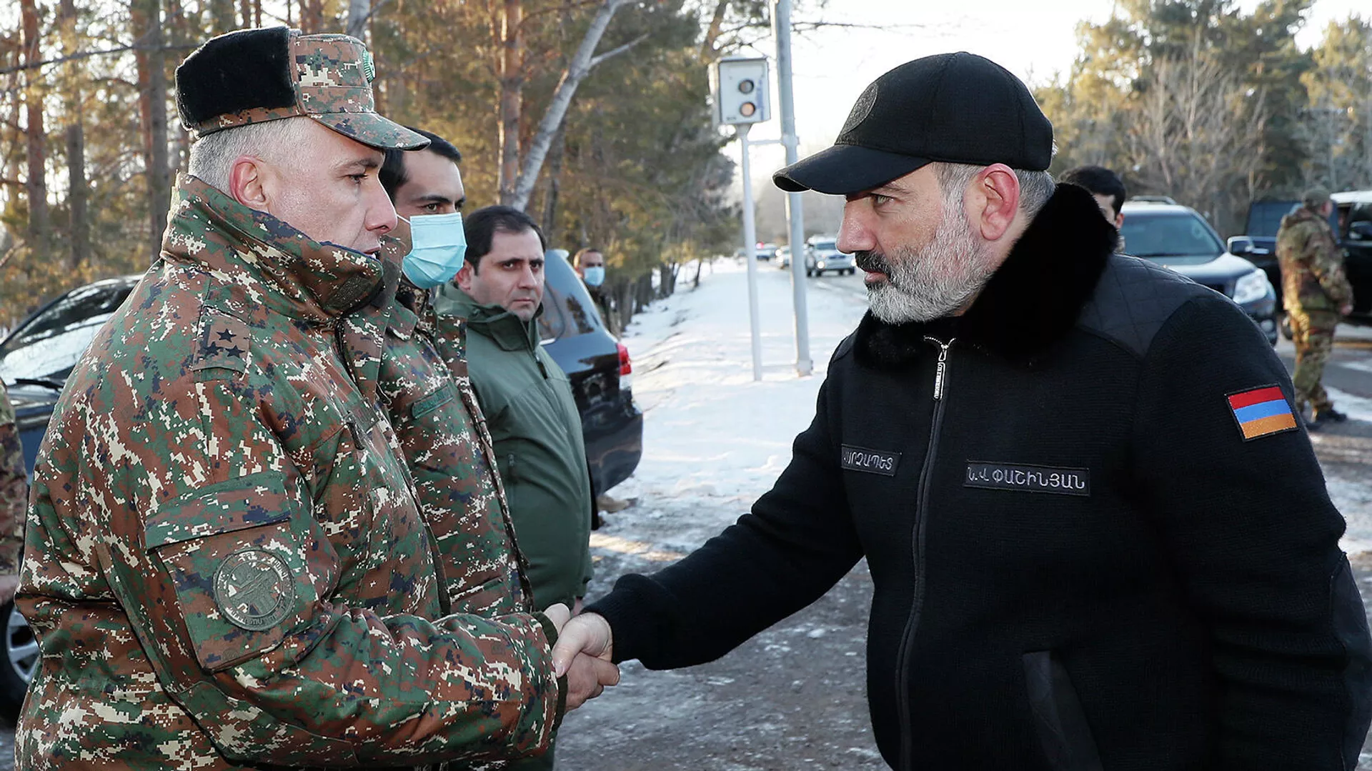 Накануне Нового года премьер-министр Никол Пашинян посетил военные позиции одной из воинских частей Минобороны - Sputnik Армения, 1920, 01.01.2022