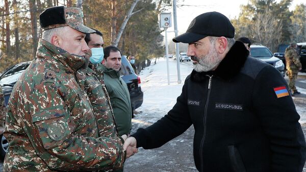 Накануне Нового года премьер-министр Никол Пашинян посетил военные позиции одной из воинских частей Минобороны - Sputnik Армения
