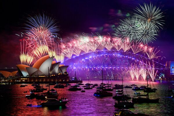 Фейерверк над гаванью Сиднея во время празднования Нового 2022 года - Sputnik Армения