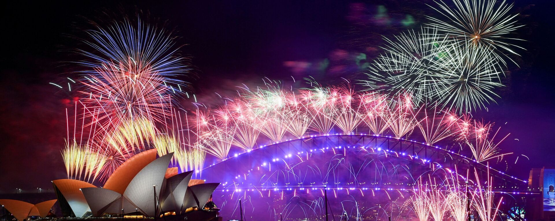 Порт Сиднея во время новогоднего салюта в Австралии - Sputnik Արմենիա, 1920, 01.01.2022