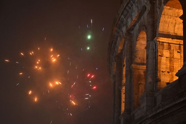 Новогодний фейерверк у Колизея в Риме - Sputnik Армения
