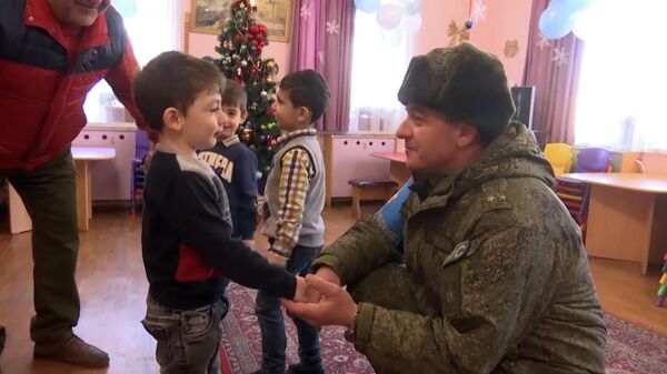 Российские миротворцы подарили подарки около 50 детям из детского реабилитационного центрав Нагорном Карабахе - Sputnik Армения