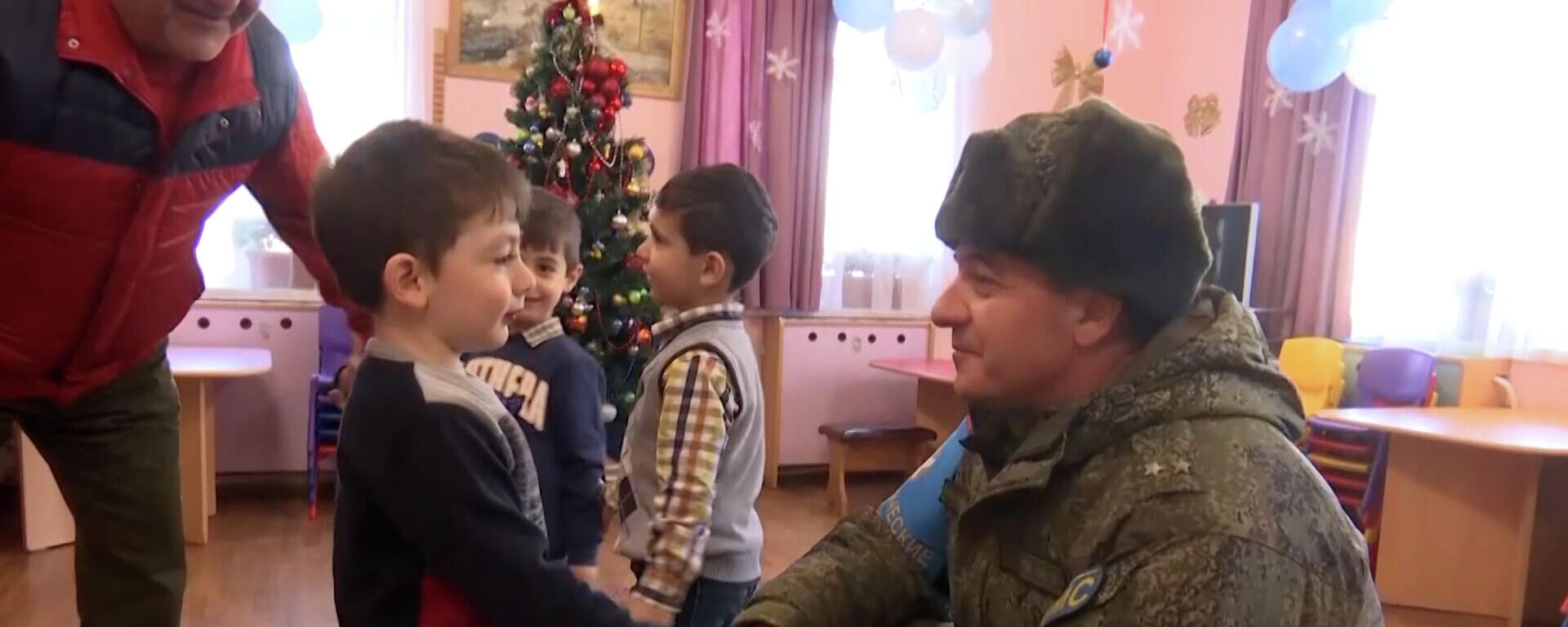Российские миротворцы подарили подарки около 50 детям из детского реабилитационного центрав Нагорном Карабахе - Sputnik Армения, 1920, 03.01.2022