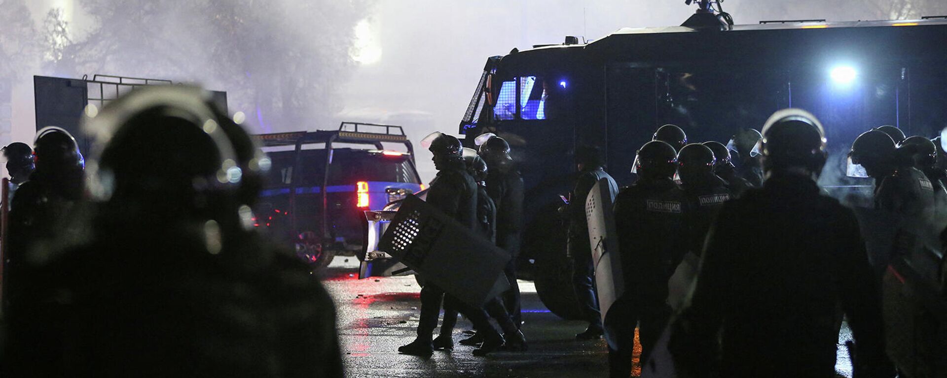 Казахстанские правоохранительные органы на площади во время акции протеста против повышения стоимости сжиженного нефтяного газа (5 января 2022). Алматы - Sputnik Армения, 1920, 05.01.2022