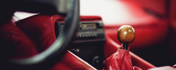 Коробка передач в салоне автомобиля Коробка передач в салоне автомобиля - Sputnik Արմենիա