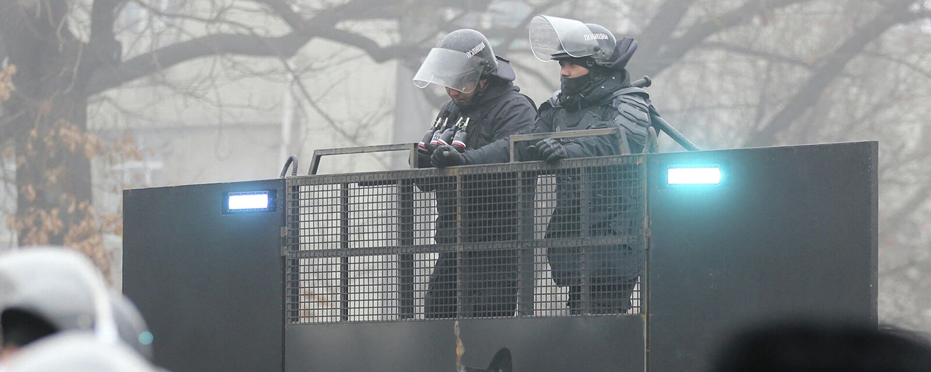 Казахстанские правоохранители на баррикаде во время акции протеста (5 января 2022). Алматы - Sputnik Армения, 1920, 06.01.2022