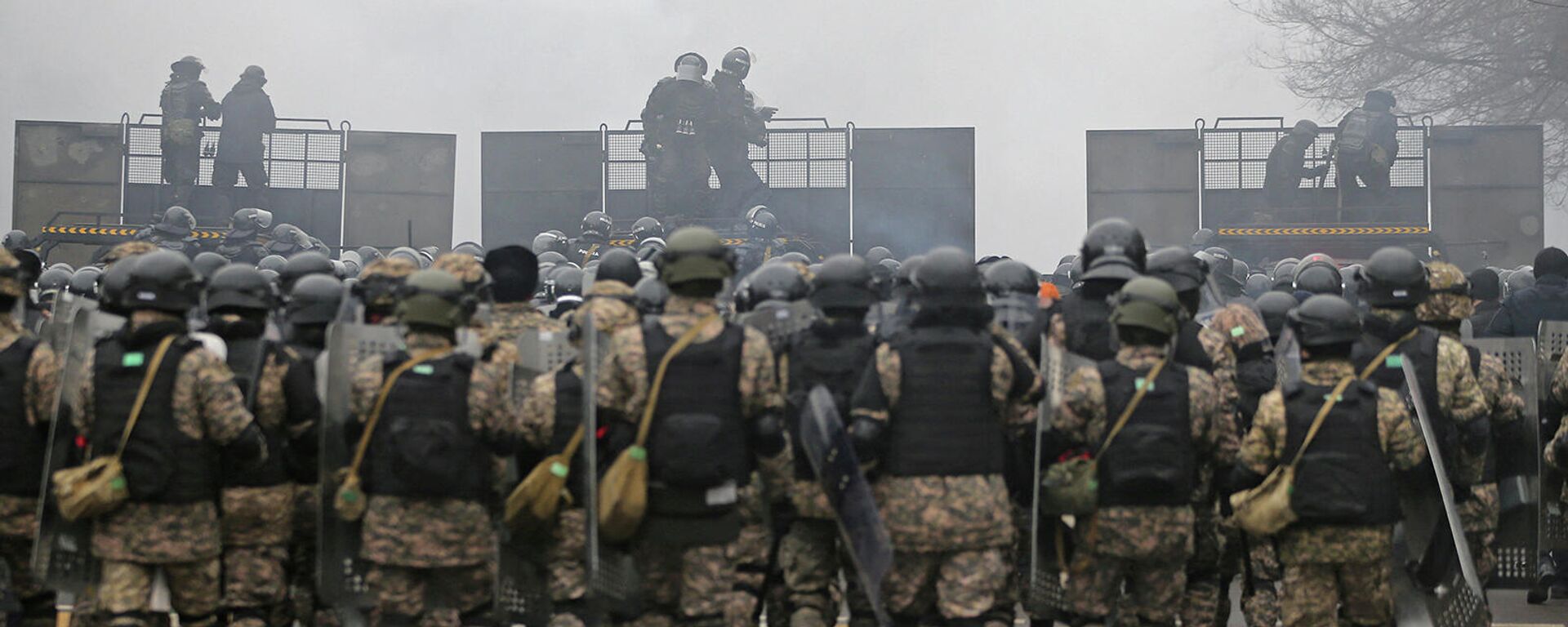 Органы правопорядка во время акции протеста в Алматы (5 января 2022). Казахстан - Sputnik Армения, 1920, 06.01.2022