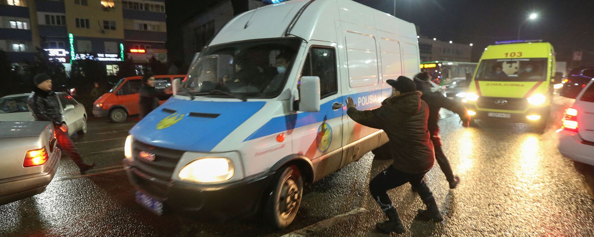 Люди нападают на полицейский микроавтобус во время акции протеста против повышения стоимости на топливо в Алматы - Sputnik Армения, 1920, 06.01.2022