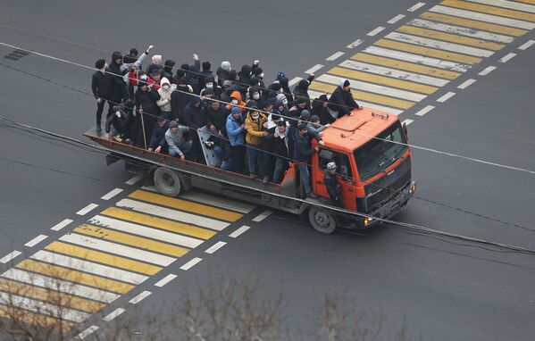 Демонстранты едут на грузовике во время акции протеста, - Sputnik Армения