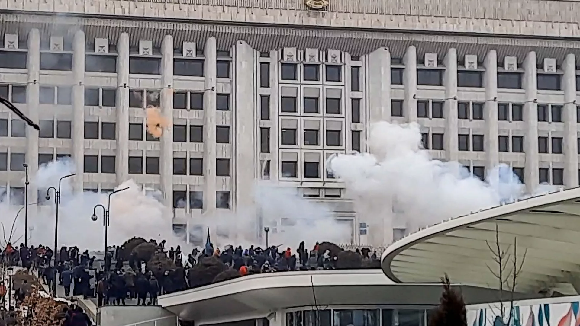 Протестующие возле административного здания во время митинга из-за повышения цен на энергоносители в Алматы