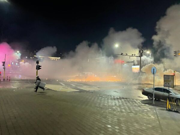 Полиция применила светошумовые гранаты и слезоточивый газ во время акции протеста против повышения цен на газ в Алма-Ате.  - Sputnik Армения