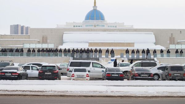 Сотрудники полиции дежурят у резиденции президента Казахстана (6 января 2022). Нур-Султан - Sputnik Армения