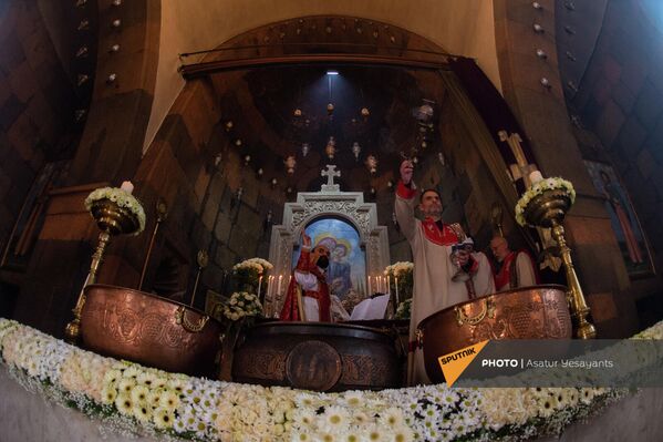 Рождественская литургия в церкви Зоравор Сурб Аствацацин - Sputnik Армения