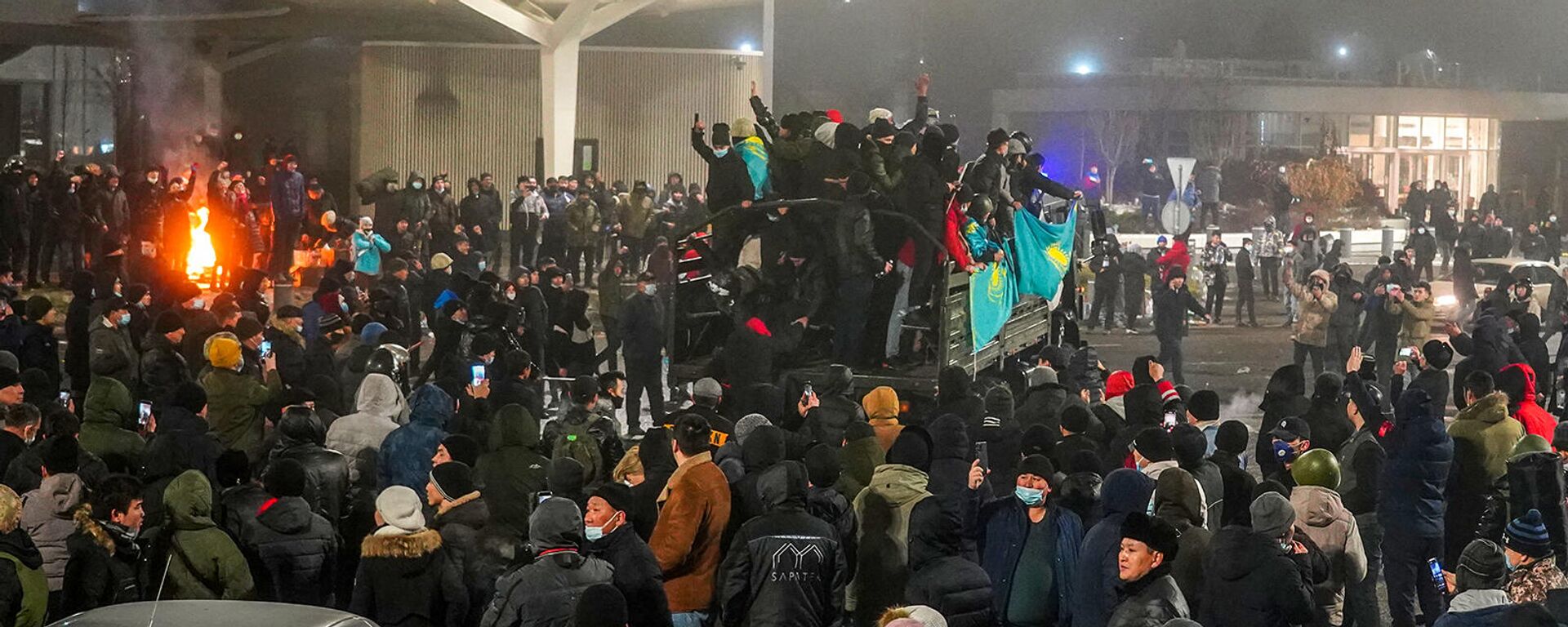 Протестующие во время митинга в Алматы (5 января 2022). Казахстан - Sputnik Армения, 1920, 12.01.2022