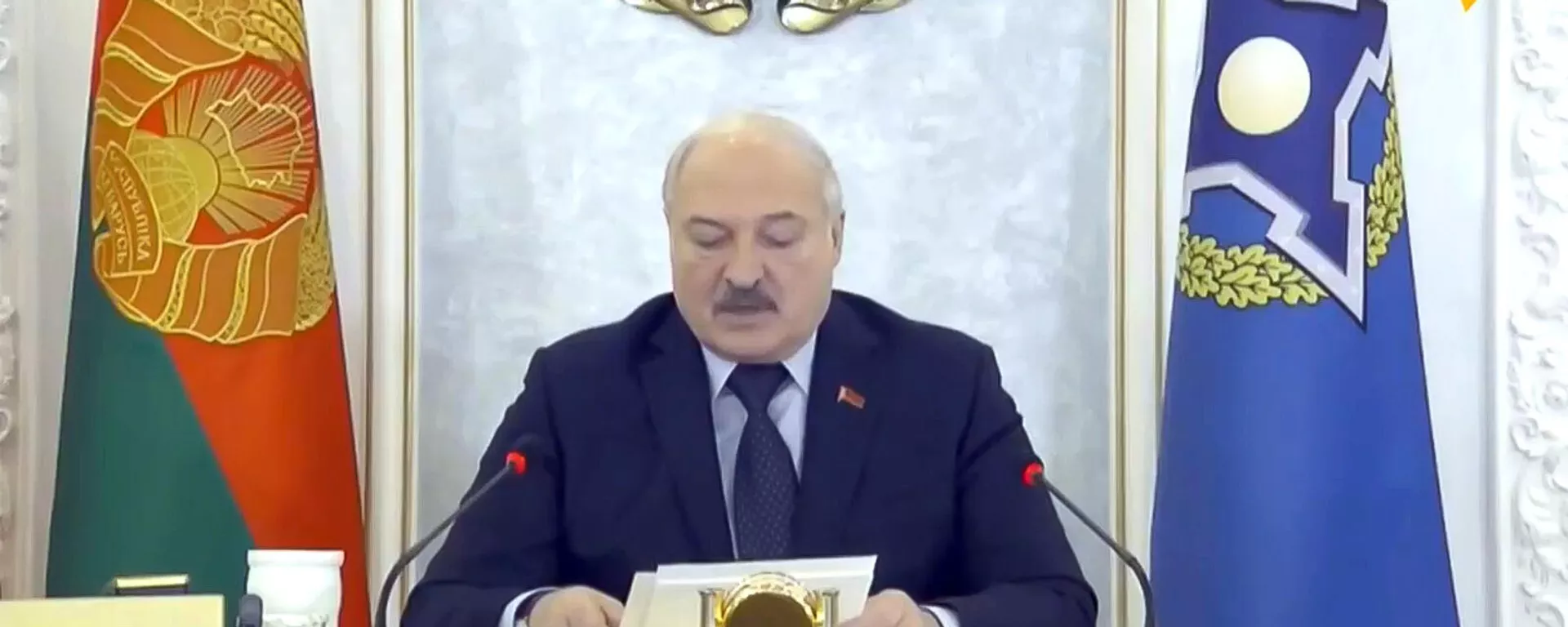 Президент Беларуси Александр Лукашенко на онлайн-заседании глав государств - участниц ОДКБ (10 января 2022). Минск - Sputnik Армения, 1920, 10.01.2022