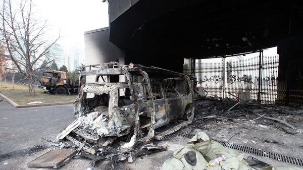 Сгоревший автомобиль у резиденции президента Республики Казахстан в Алма-Ате - Sputnik Արմենիա
