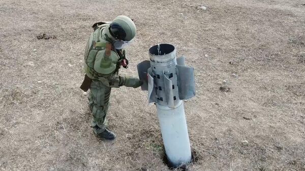 Саперы российского миротворческого континента уничтожили реактивный снаряд в Аскеранском районе, Нагорного Карабаха - Sputnik Армения