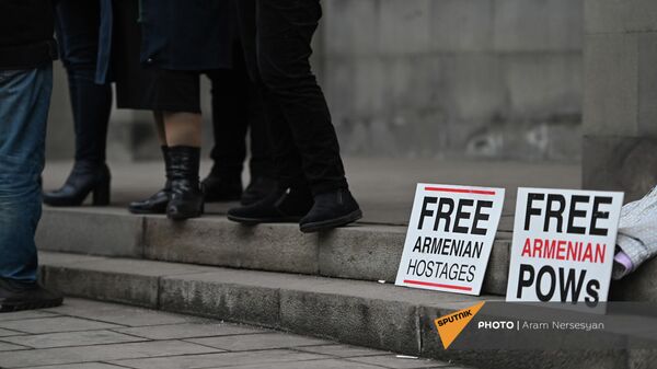 Акция протеста родственников попавших в плен военнослужащих перед зданием Правительства (11 января 2022). Еревaн - Sputnik Армения