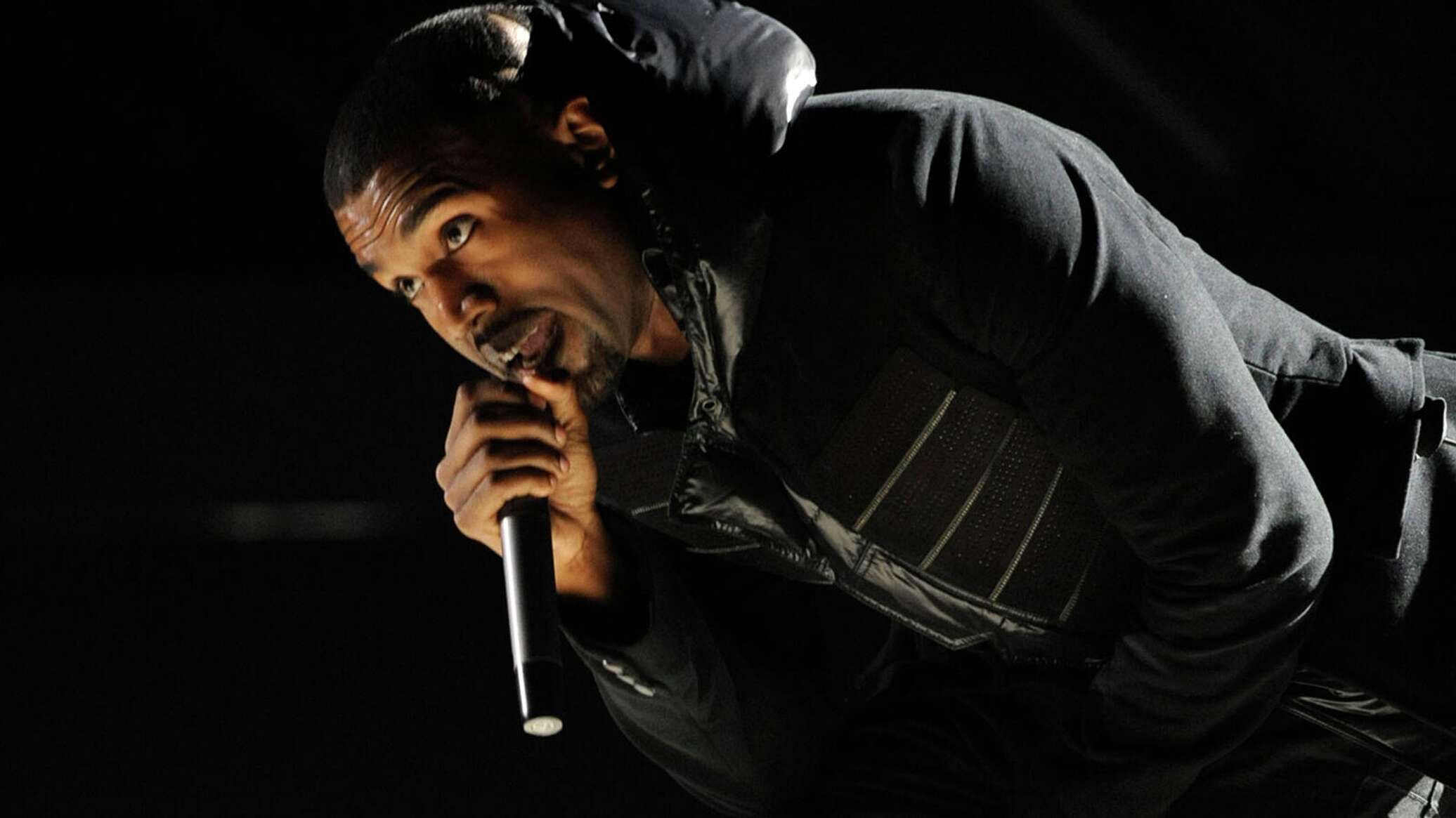 В москву приехал американский рэпер. Kanye West 2008. Nike Kanye West. Рэпер с микрофоном.