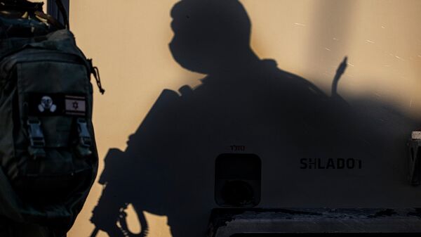 Тень солдата, одетого в маску для защиты от коронавируса - Sputnik Армения