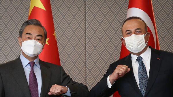 Министры иностранных дел Турции и Китая Мевлют Чавушоглу и Ван И во время их встречи (25 марта 2021). Анкара - Sputnik Армения