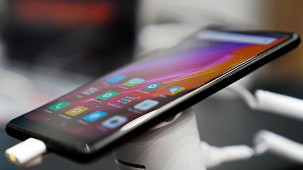 Смартфон, представленный в магазине Xiaomi  - Sputnik Армения