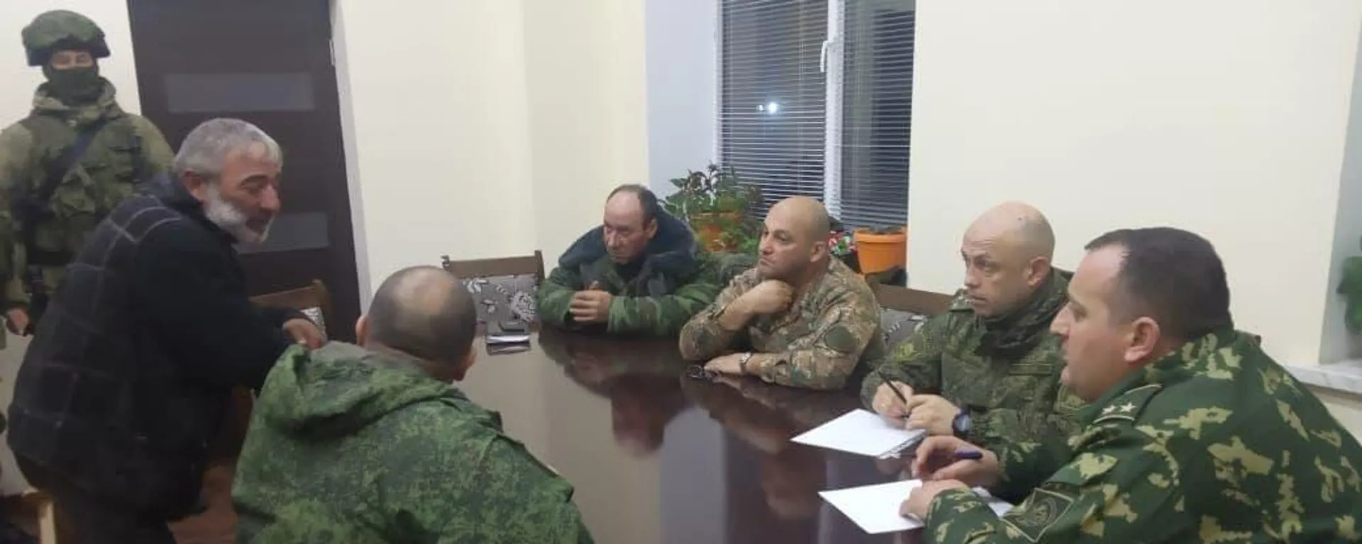 Задержанный азербайджанскими ВС гражданин Армении Сурик Мативасян (слева) - Sputnik Армения, 1920, 14.01.2022