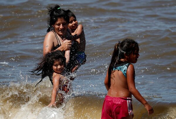 Люди спасаются от жары на реке Рио-де-ла-Плата - Sputnik Армения
