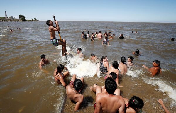 Водные забавы спасают от рекордной жары в Буэнос-Айресе - Sputnik Армения