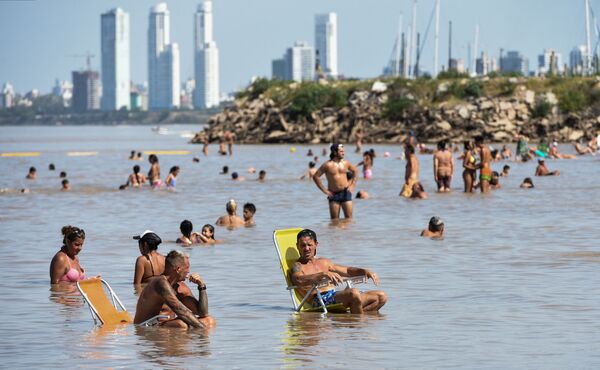 Жители спасаются от рекордной жары в водах реки Парана - Sputnik Армения