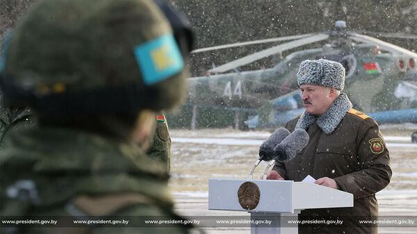 Президент Беларуси Александр Лукашенко встречает  белорусских миротворцев на аэродроме в Мачулищах (15 января 2022). Республика Беларусь - Sputnik Армения