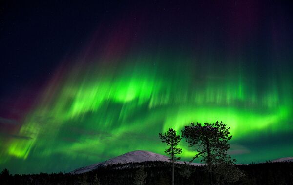 Aurora Borealis или Северное сияние, освещает ночное небо над водопадом Келлостапули в Лапландии, Финляндия - Sputnik Армения