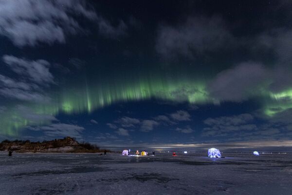 Северное сияние освещает небо над Финским заливом недалеко от Санкт-Петербурга, Россия - Sputnik Армения