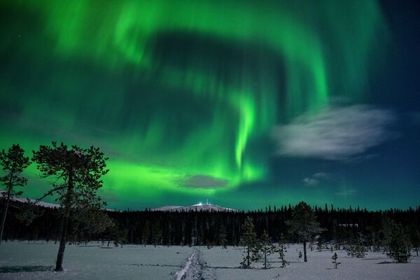 Aurora Borealis освещает ночное небо над водопадом Юллас в Колари, Лапландия, Финляндия - Sputnik Армения