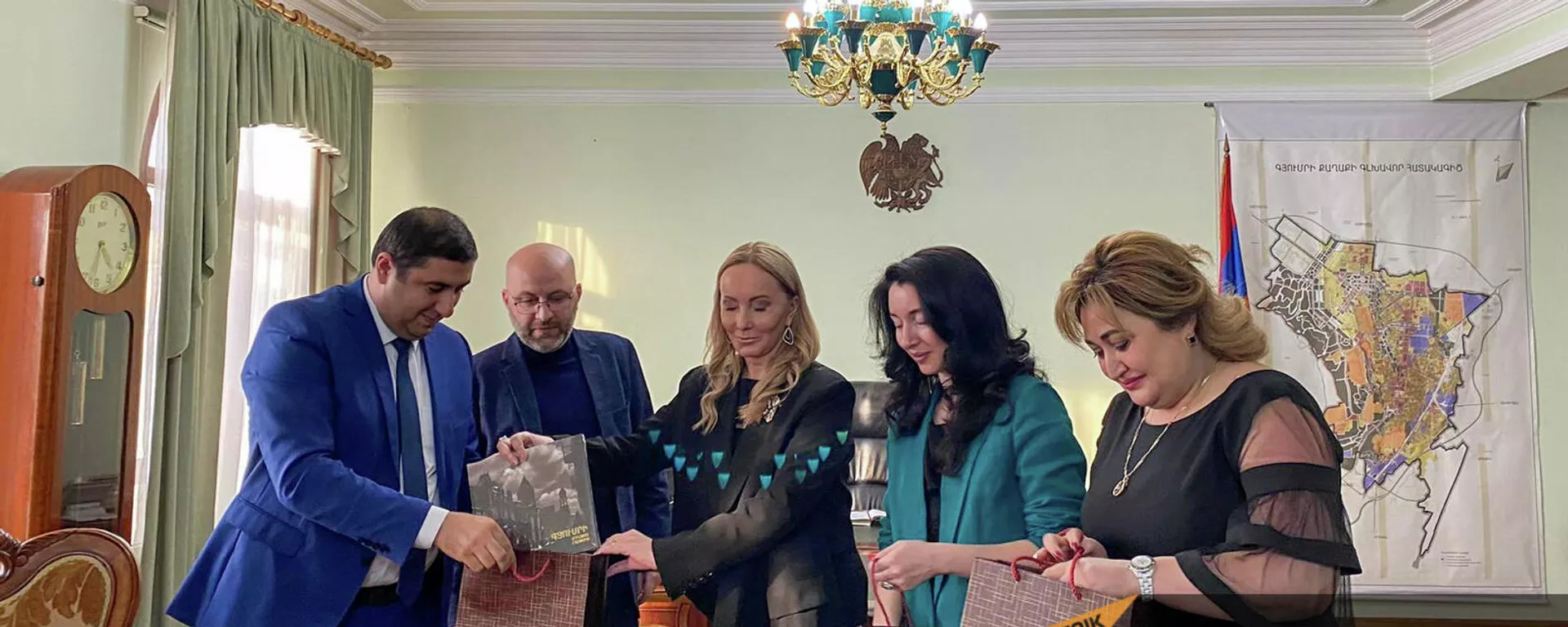 Мэр Гюмри Вардгес Самсонян (слева) на встрече с членами Российской международной ассоциации деловых женщин (18 января 2022). Гюмри - Sputnik Армения, 1920, 18.01.2022